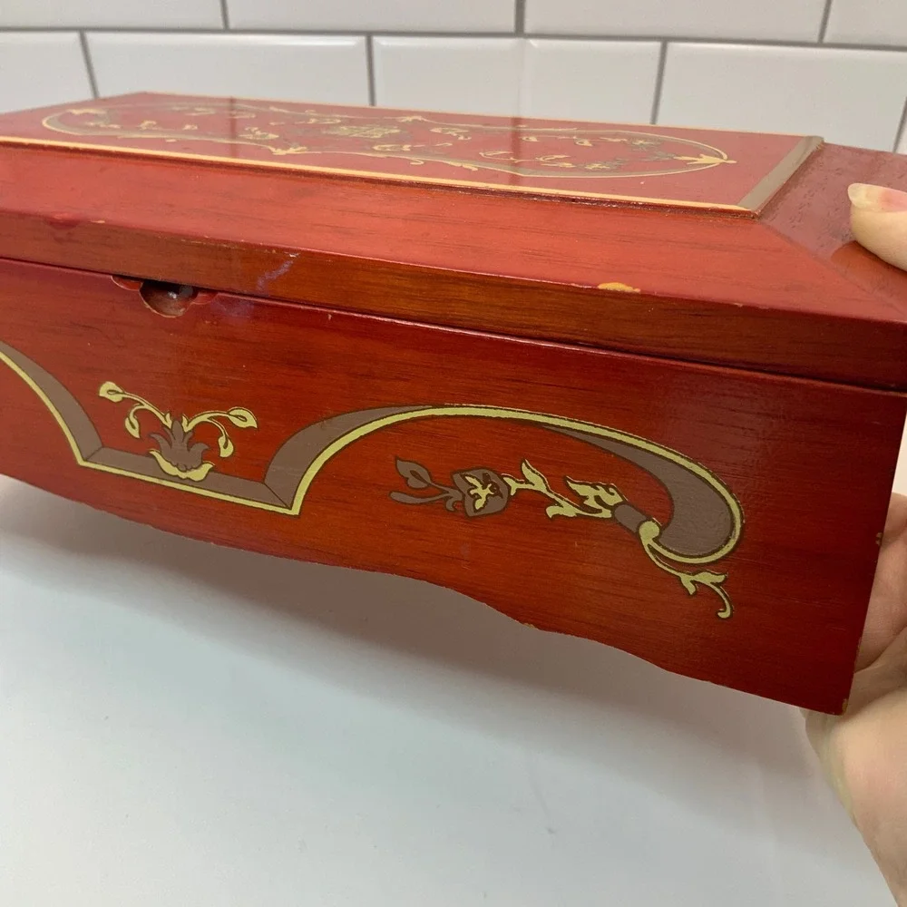 Vintage Princess Marcella Borghese Red Wooden Musical‎ Jewelry Box Green Velvet